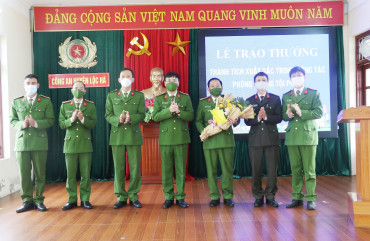 Đại tá Nguyễn Thanh Liêm trao thưởng cho Công an Lộc Hà